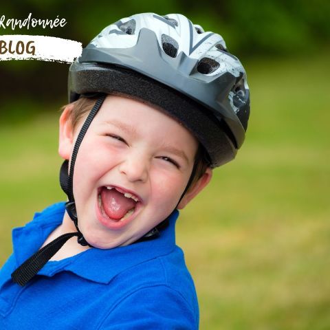 Petit garçon heureux portant un casque vélo