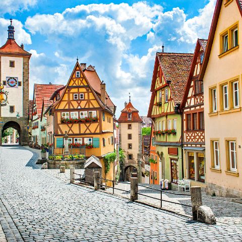 Vue d'une petite rue de la ville médiévale de Rothenburg ob der Trober, en Bavière.