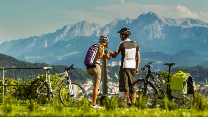Couple de cyclistes admire les sommets des Hohe Tauern en Autriche