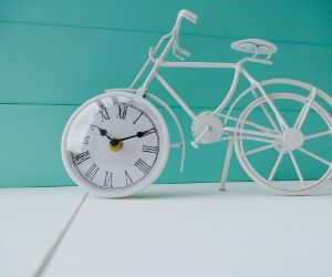 Maquette de vélo avec une horloge au centre de sa roue avant 