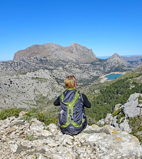 Randonneuse assise dans le massif de la Tramuntana sur l'île de Majorque