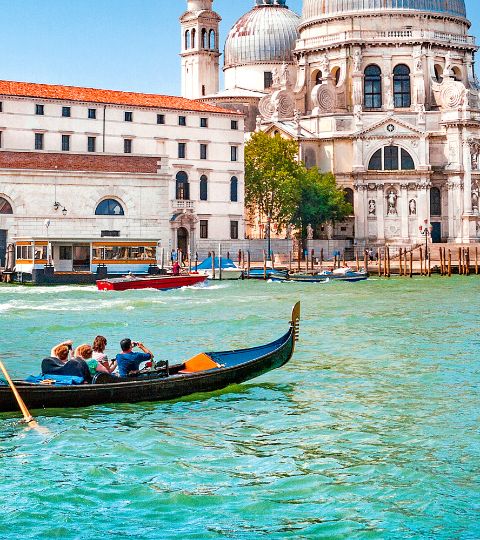 Gondole sur le Grand Canal, devant la Basilique Santa Maria della Salute à Venise