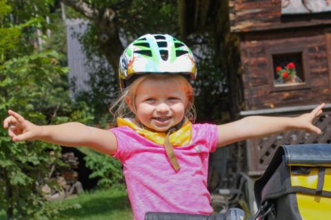 Petite fille portant un casque vélo