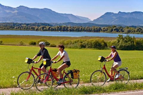 Cyclotouristes sur les rives du Lac de Chiem en Bavière