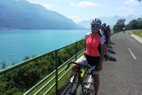 Groupe de cyclistes sur les bords du Lac d'Annecy