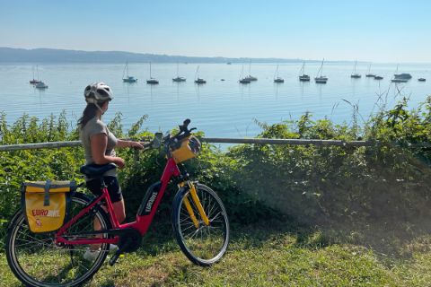 Cyclotouriste sur les rives du lac de Constance