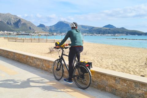 A vélo le long de la plage de Port Pollença, Majorque