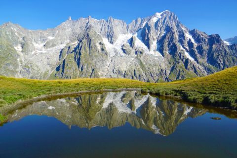 Lac de montagne avec vue sur les Alpes françaises