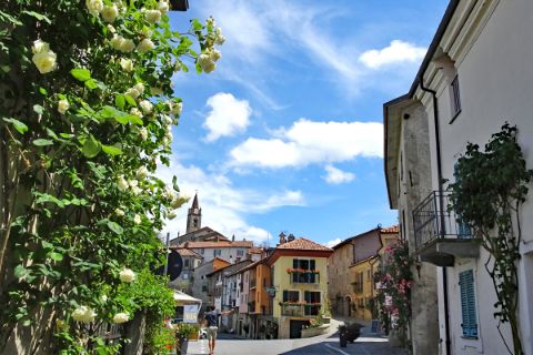 Vue d'une rue typique du village piémontais de Bossolasco