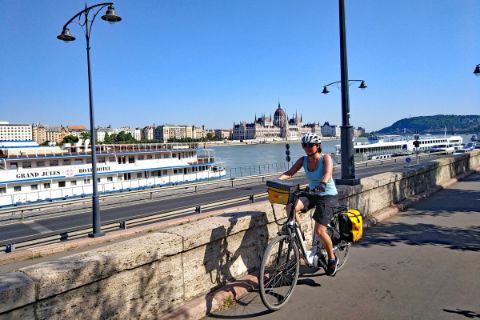 Cycliste roulant sur un quai du Danube à Budapest 
