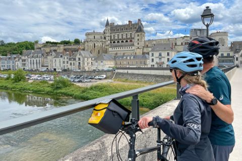 Coupole de cyclotouristes devant le Château d'Amboise
