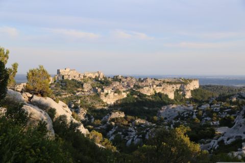 Vue en plan large du village des Baux-de-Provence